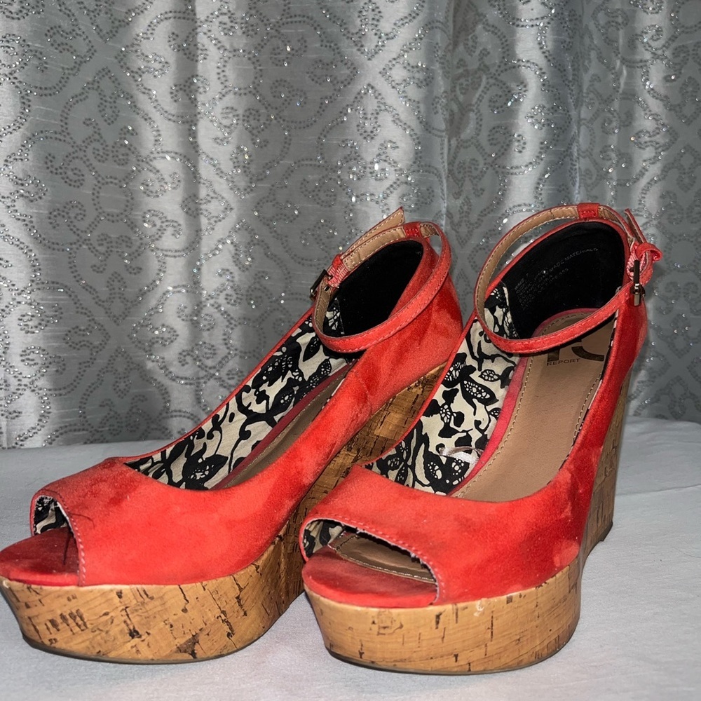 Report platform orange shoes